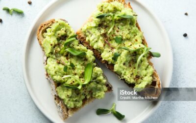 Tostas de pan con crema de aguacate y setas