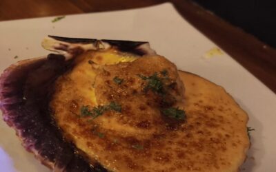 Vieira gratinada con salsa de rebozuelos